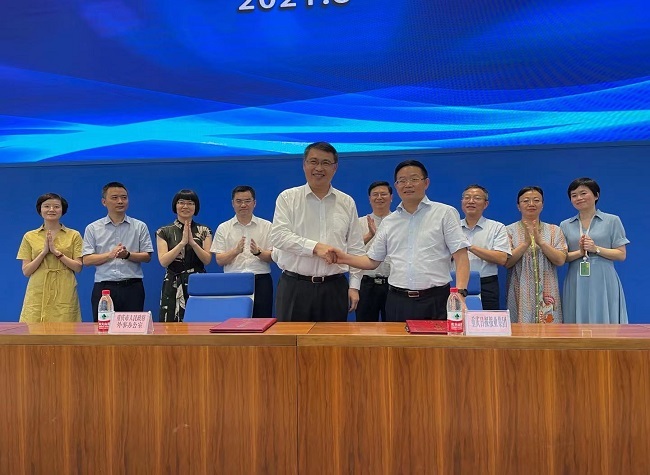 Chongqing Foreign Affairs Office and Chongqing Daily News Group Sign Cooperative Agreement