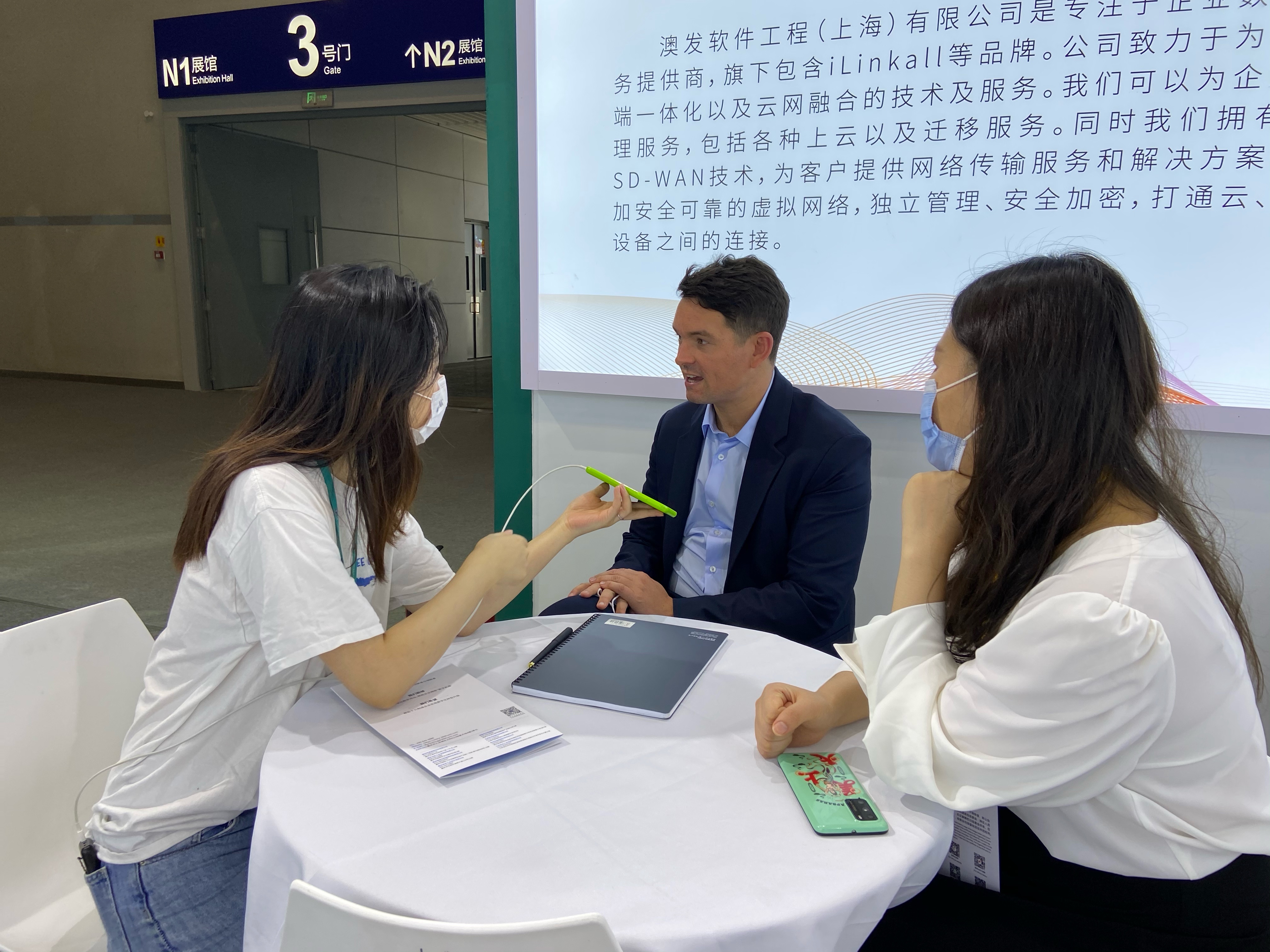 iChongqing interviewing Mr.Miller, the Trade and Investment Commissioner and Deputy Consul-General (Commercial) at the Australian Consulate-General in Chengdu(iChongqing\Du Min)