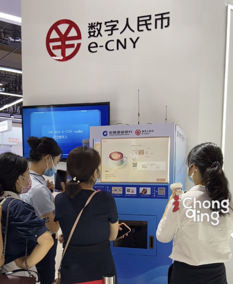 Visitors waiting in line for the e-CNY coffee machine at the expo.(iChongqing)