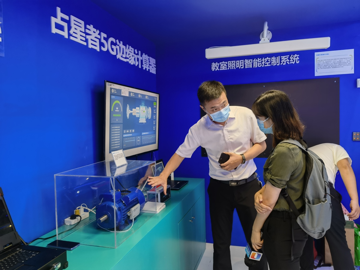Zhang Xiaoyong introducing the "Moscryer", a 5G Edge Calculator to visitors.(Humi Network)