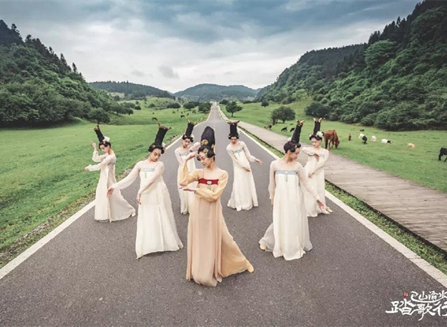 Beauty Walk Dance Showcases Natural Beauty of Chongqing