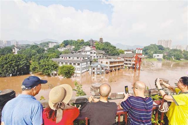 With Lines of Defense, The Biggest Flood Passed Downtown Chongqing Smoothly