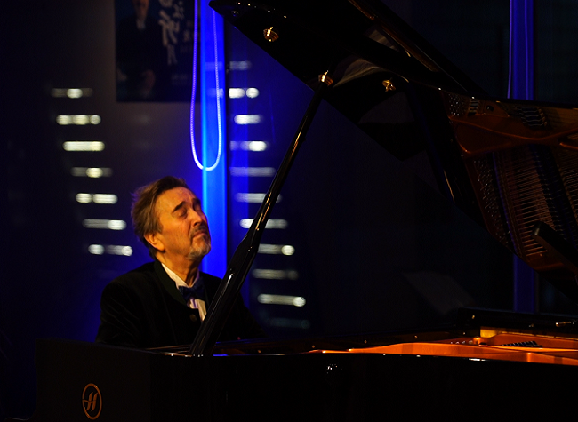 Listen to the Melody of Moon on the River - Peter Ritzen Piano Recital Hold on the Mid-Autumn Festival