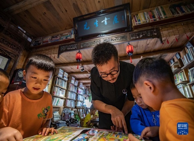 Let's Read a Book -Mr. Bookstore in a Chinese Town