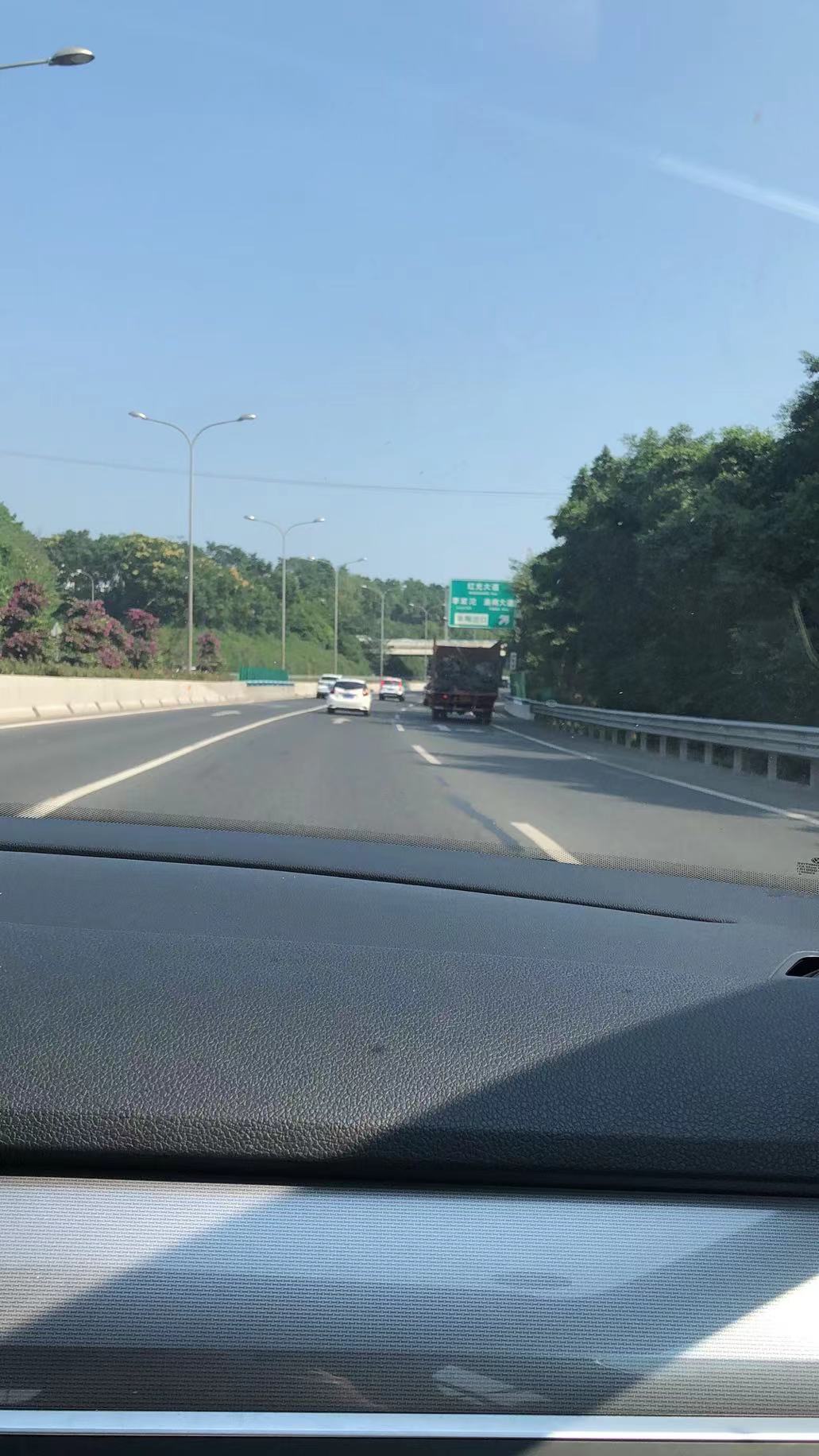 Highways of Chongqing were free and quite busy for the National Day holiday, yet the drive was serene and mostly peaceful.