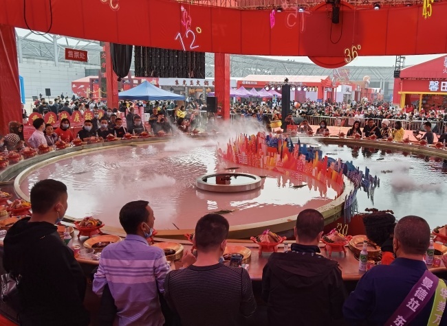 Immersive 8D Urban Themes Provide Backdrop for Largest Ever Chongqing Hot Pot Festival!