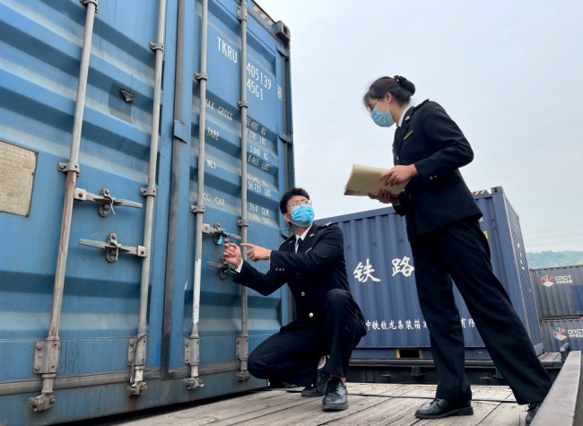 Chongqing Customs District Enhances Data Cooperation with Singaporean Counterparts