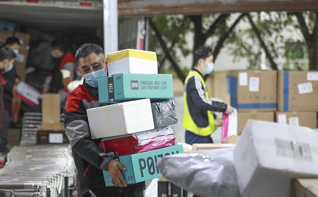 Chongqing 'Flash' Courier, the Busiest Person over the Double Eleven