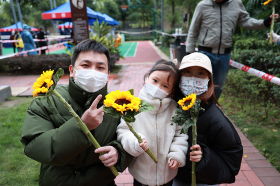 Warmth in Cold Anti-Epidemic Moment of Chongqing