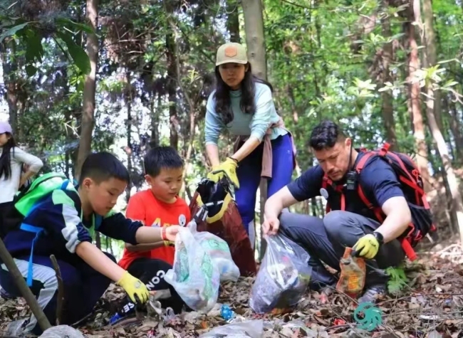Experience the Beauty of Wild Animals in Chongqing