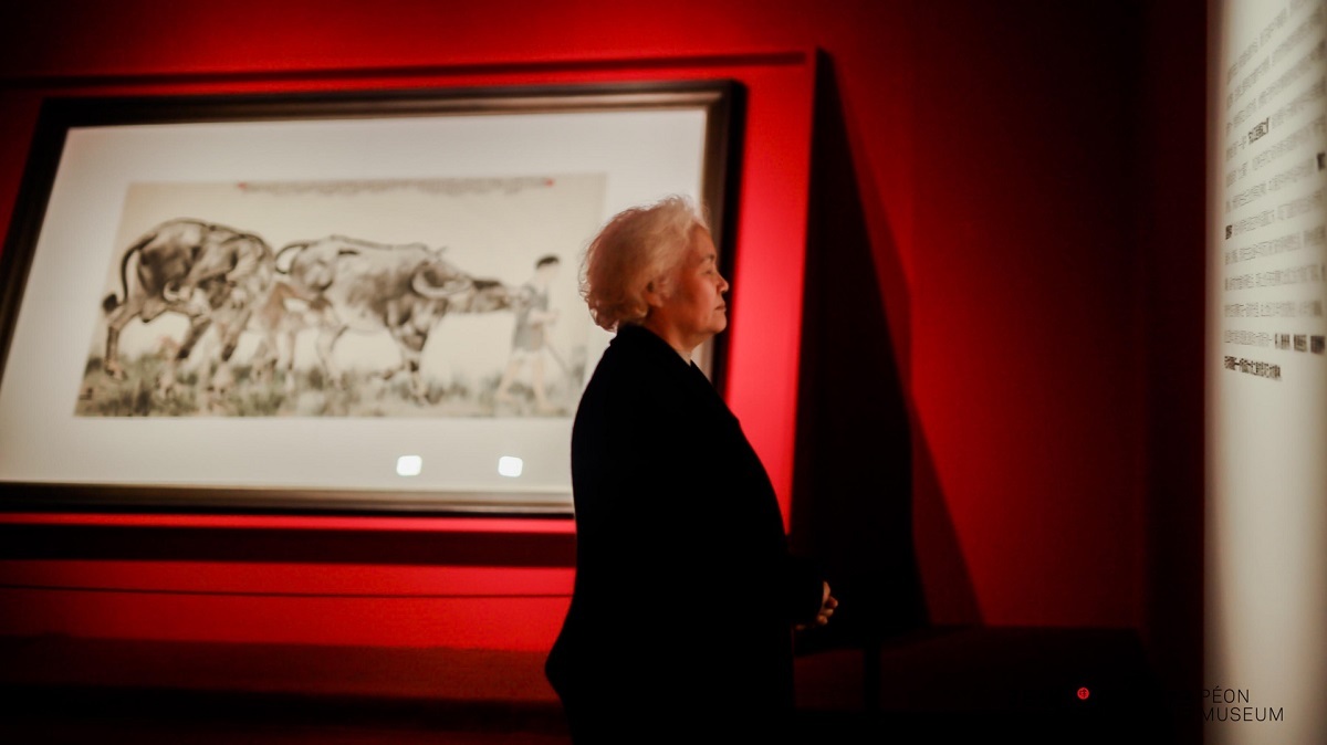 On December 19th, an audience looks at exhibition introductionat Xu Beihong Art Museum(Chongqing)