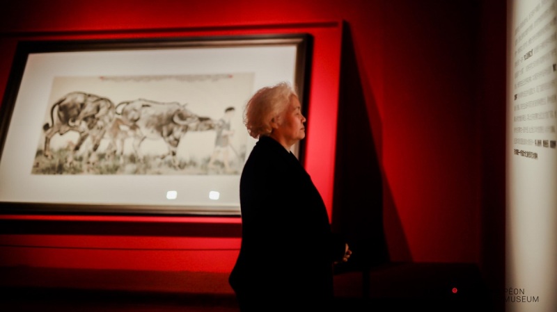 On December 19th, an audience looks at exhibition introductionat Xu Beihong Art Museum(Chongqing)