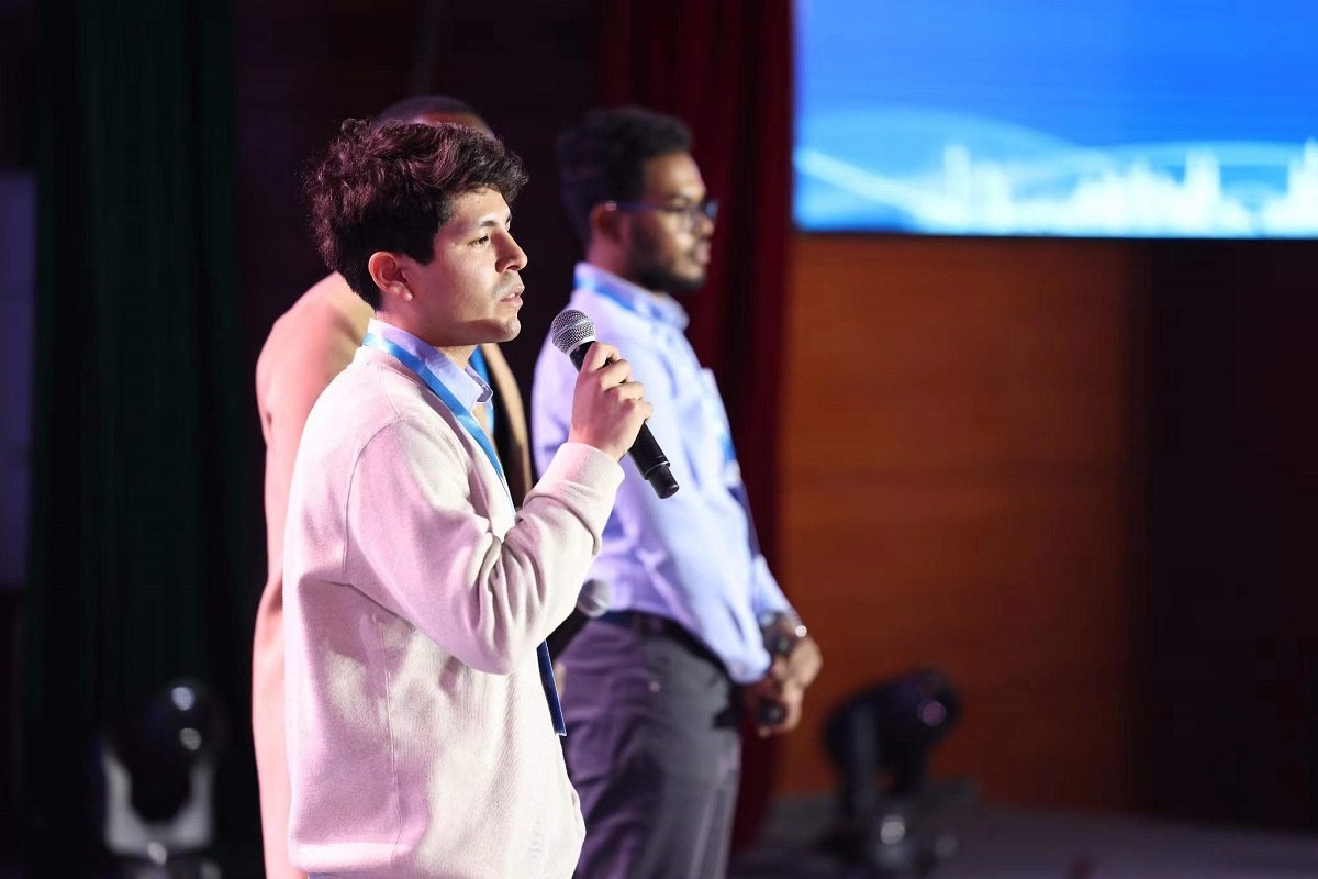 Pacheco Reyes , an international student of Chongqing University of Posts and Telecommunications from Peru, answering questions raised by the judges.
