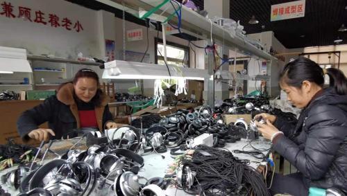 Village Factory Links Chongqing With the World