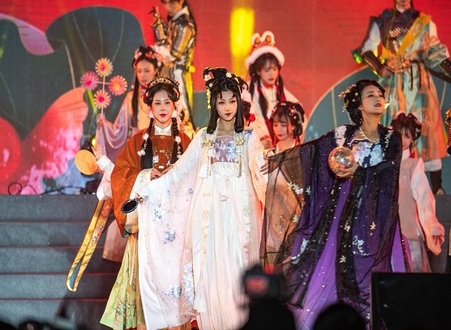 The 5th International Poetry Festival Kicked off in Chongqing Fengjie