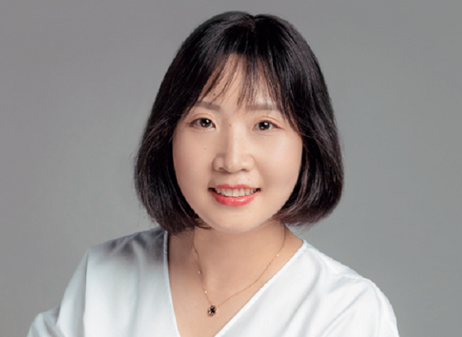 SISU Professor Zhong Yi: Telling Good Chinese Stories as a Translator