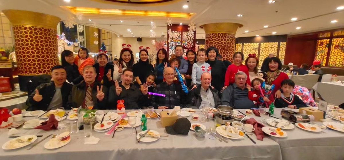 The Chongqing 'Geezer's Club,' a group of senior writers and poets.