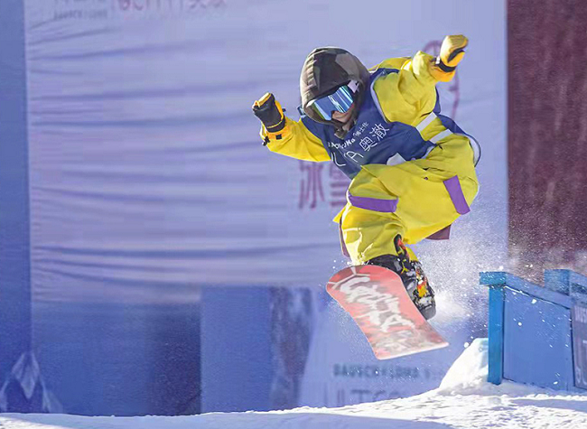 Like Father Like Son, the Most Eye-catching Skiers in Chongqing