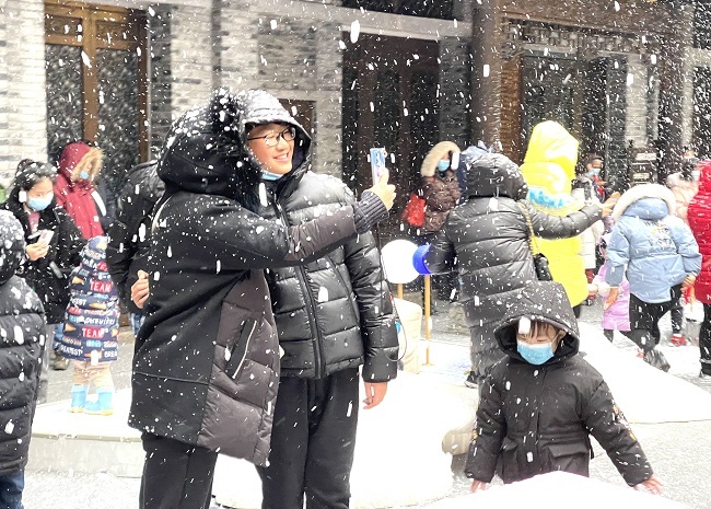 New Year Holiday Consumption Grows with Epidemic Control