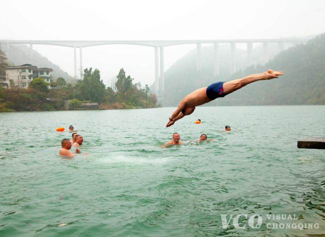 Visual Chongqing | Winter swimmer