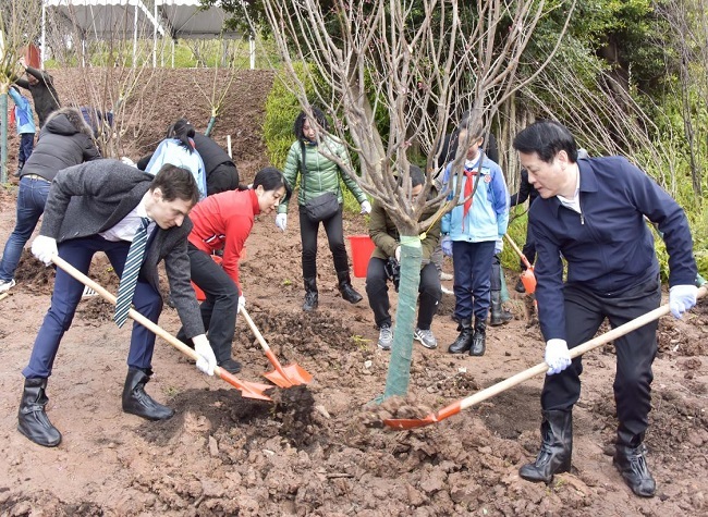 Building Bridge of Diplomatic Ties: Consul (Generals) Planting Trees in Chongqing