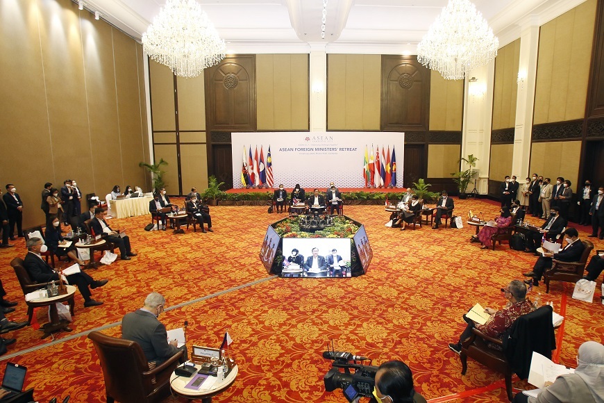 ASEAN foreign ministers held an informal meeting in Phnom Penh, the capital of Cambodia, on the 17th, promising to ensure the full and effective implementation of the RCEP. 