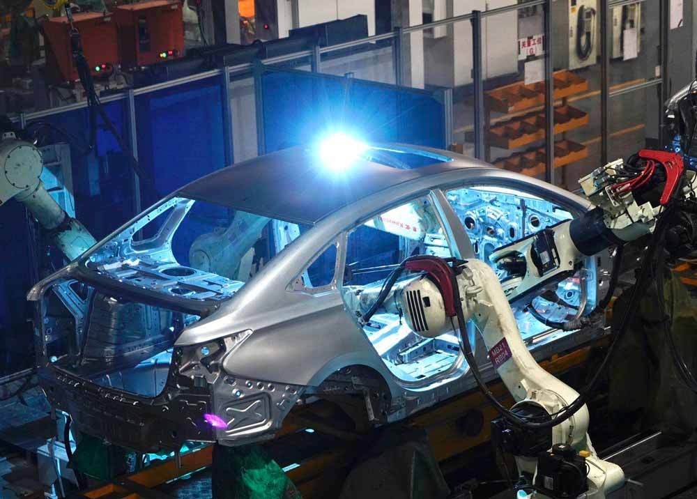 In the Changan Automobile factory, robots are welding.