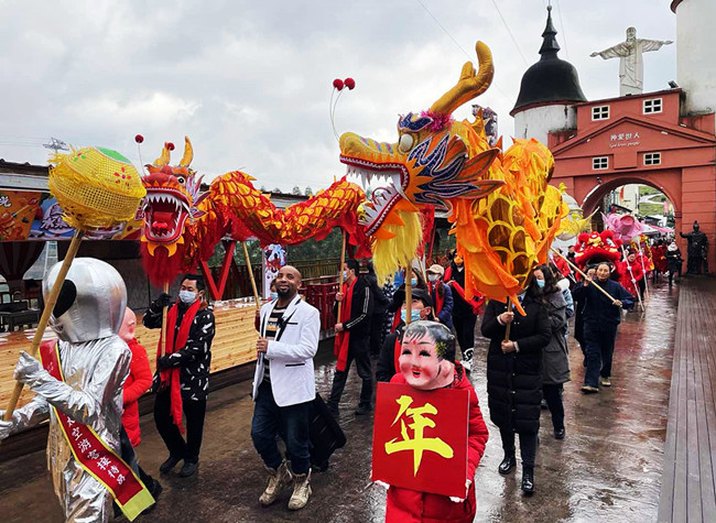 Mexin Wine Town Parades and Lantern Displays Convey Auspicious New Year Wishes