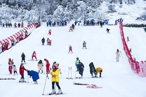 Winter Sports Tourism Flourishing in Rarely Snowy SW China Chongqing