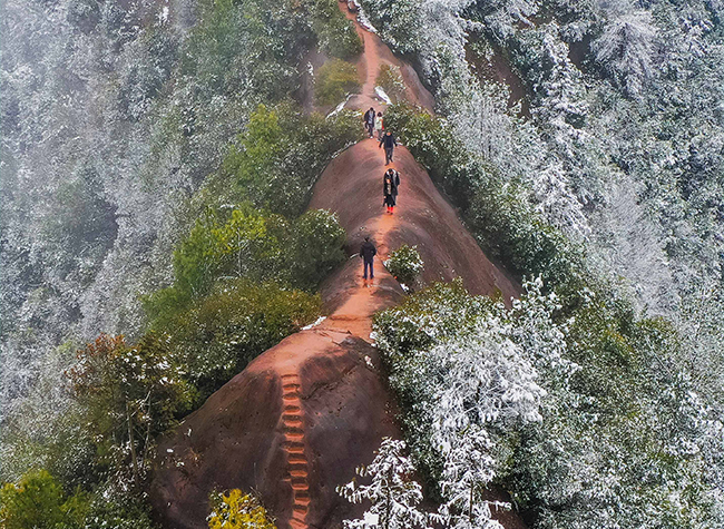 Visual Chongqing | Climb to enjoy the snow