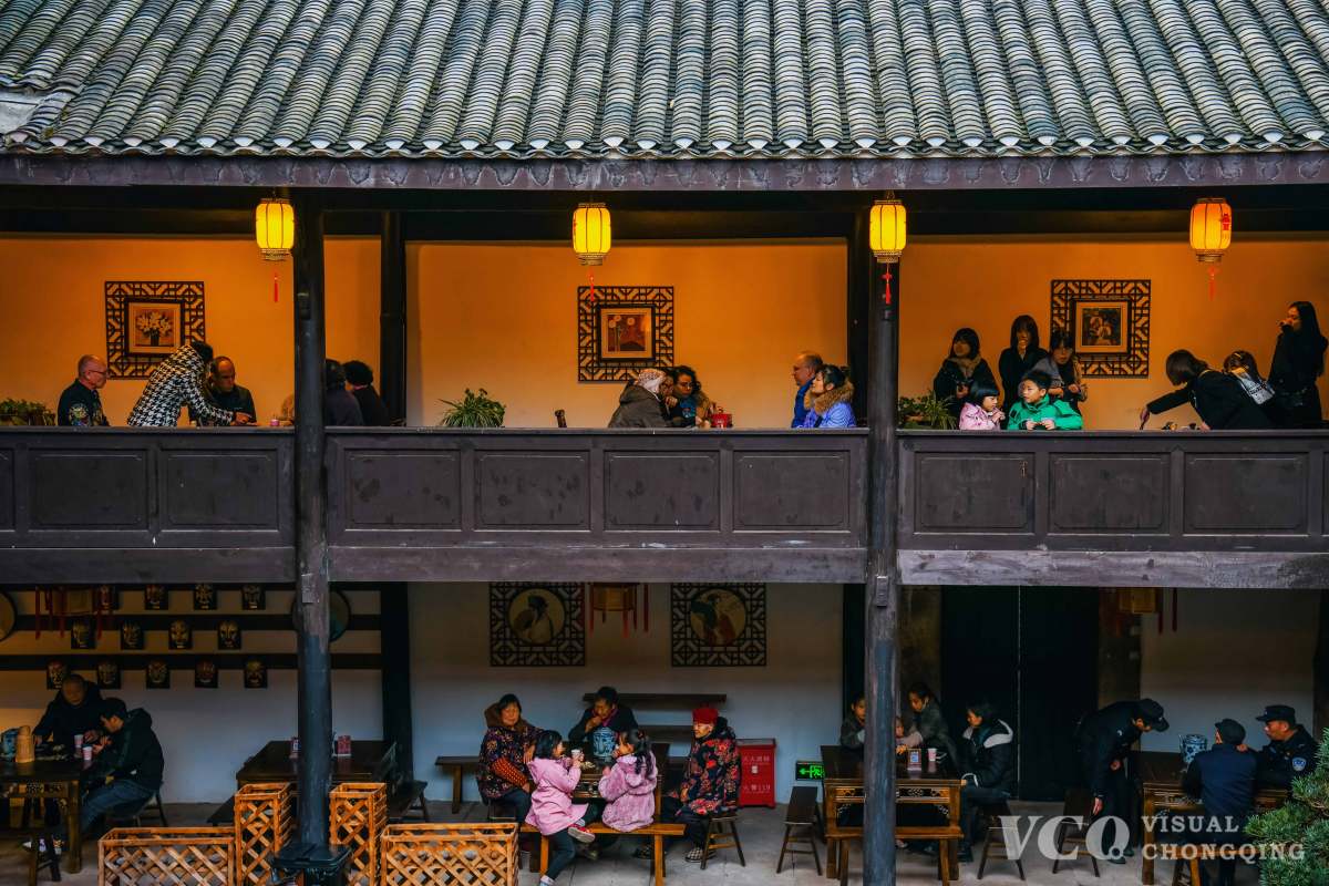In Nanhua Palace, Dongxi Ancient Town, Qijiang District, tourists, and old neighbors watch operas, taste tea, dream back to the long river of history, and experience the taste of life. Photo by Chen Xingyu/Visual Chongqing
