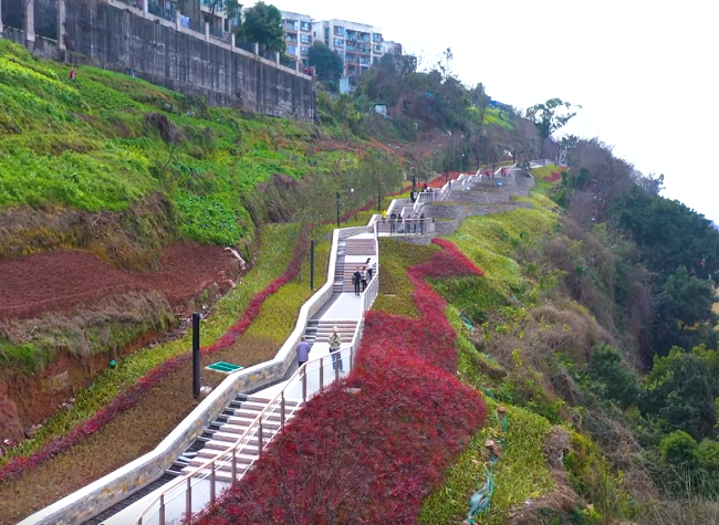 Hiking in Springtime along Chongqing's Just-opened Cliff Trail