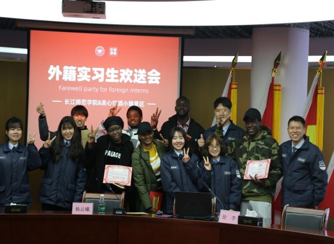 Quite an Experience For 6 Foreign Interns in a Theme Park