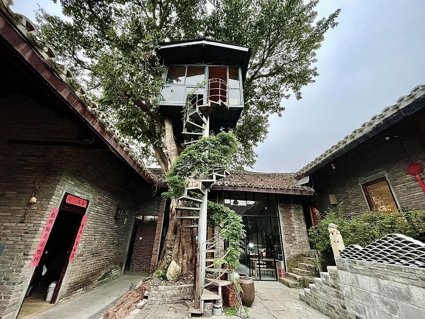 A treehouse in the courtyard of the Xishanyu pottery studio, Rongchang District, Chongqing.