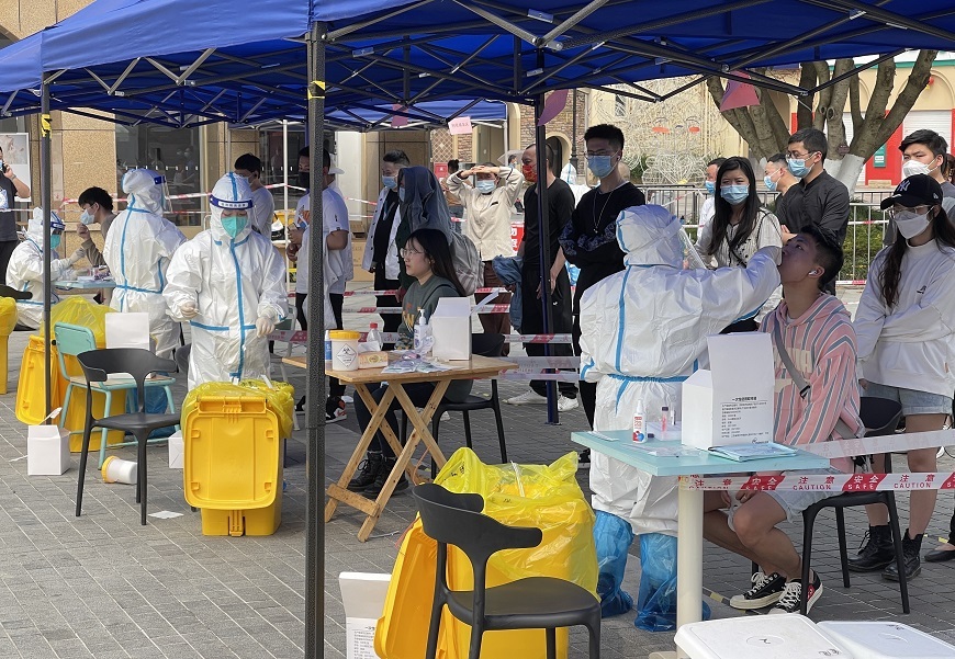 At the nucleic acid testing point on Xi Street in University Town, medical staff in protective clothing are sampling each tester