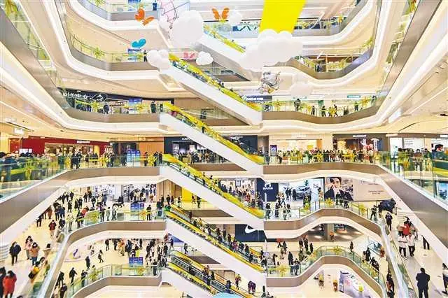 People are shopping and playing in Longfor Chongqing Park Paradise Walk.