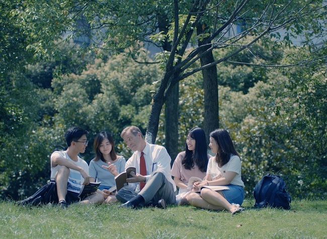Outdoor class at Chongqing University.(Photo provided to iChongqing)