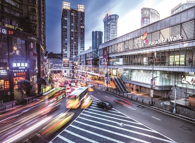 How Hong Kong to Help Chongqing for a Consumption Center City?