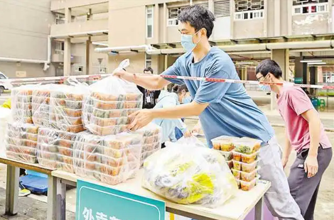 Village Officials Turning into 'Courier Boys'丨COVID-19 Stories