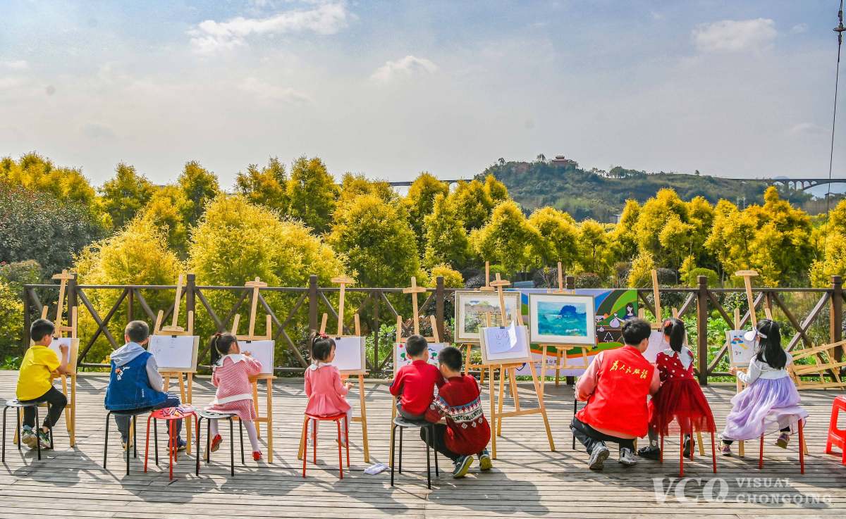In Dongsheng Village, Liuyin Town, Beibei District, children paint the beautiful village scenery. Photo by Long Fan/Visual Chongqing