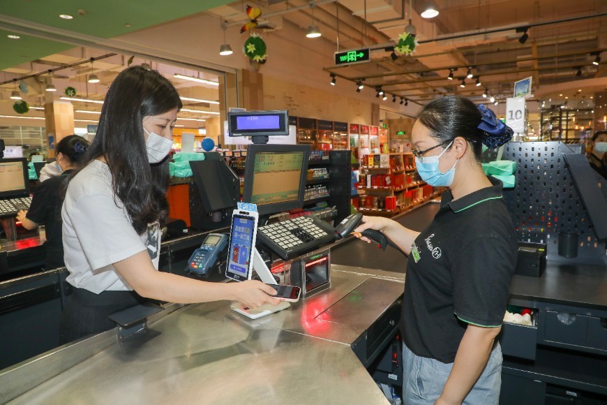 Citizens pay in digital RMB at Yonghui Superstores