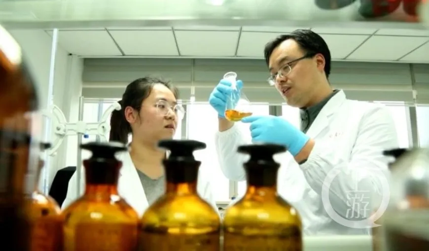 Huang Enqi (right), deputy general manager of R&D center of Chongqing Zhifei Biological Products Co.,Ltd.