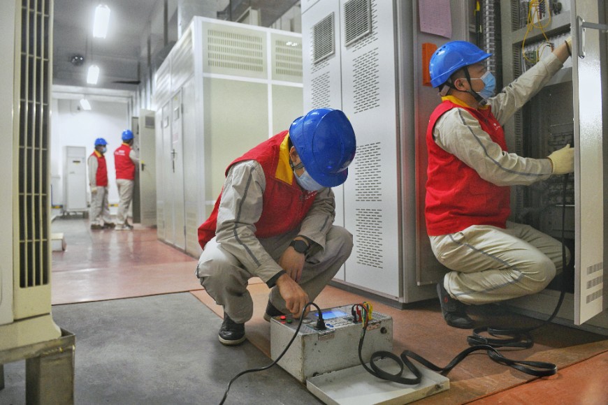 The staff of State Grid Chongqing Electric Power Company debugs the second-level intelligent terminal of load clustering.