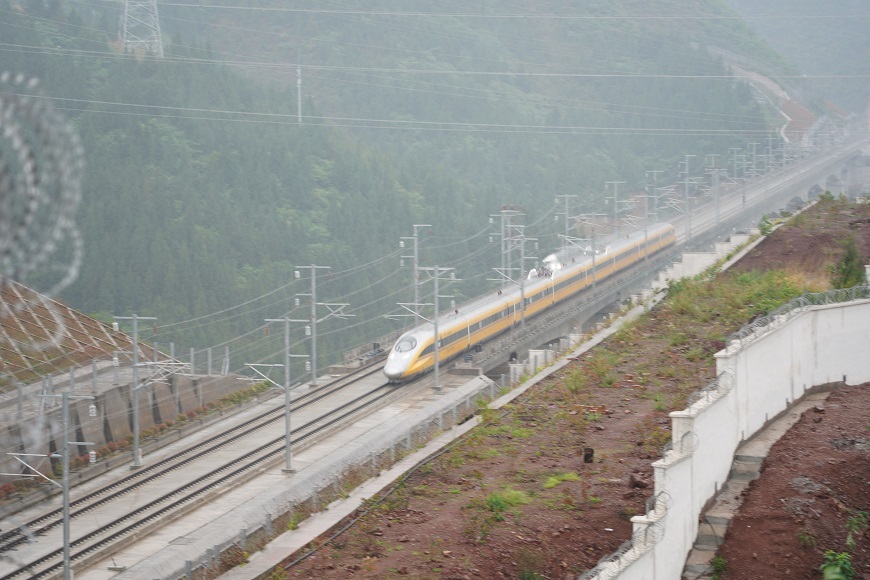 The world-leading new Fuxing high-speed train that China independently developed could run at more than 400 km/h.