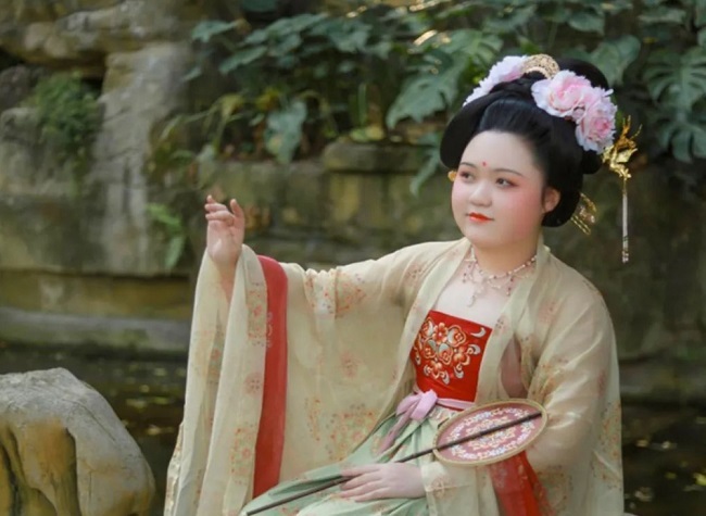Beauties Wearing Traditional Chinese Costumes Dazzle in Parks Across Chongqing
