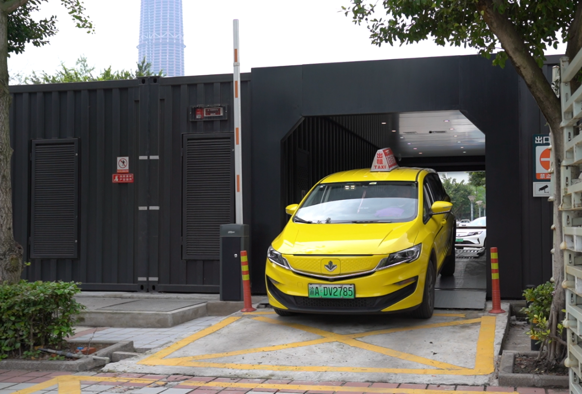 A taxis is coming out from the EV battery-swapping station.(Photo/ Lu Xiaojie)