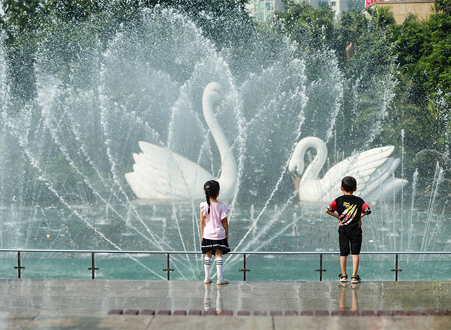 Visual Chongqing | Swans in the Fountain
