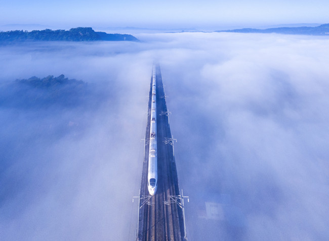Visual Chongqing | High-speed Train in the Clouds