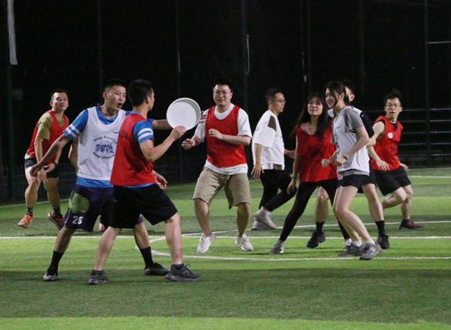 Frisbee Games Soar in Chongqing, Club Attracts 2,300 Members in 3 Months