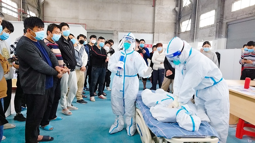 Gan Xiuni and Peng were training cardiopulmonary resuscitation techniques for patients in the makeshift hospital.